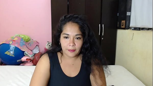 Seksowna latynoska influencerka i kamerzystka pozuje dla wszystkich swoich obserwujących zupełnie nago