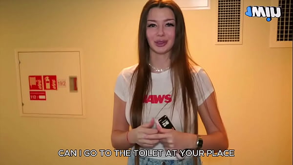 Seksowna sąsiadka z dużymi naturalnymi cyckami pieprzy się na stole