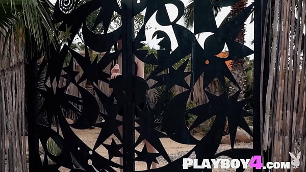 Seksowny, całkowicie naturalny filigranowy MILF eksponuje gorące ciało podczas pozowania dla Playboya