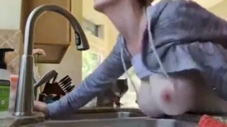 Szybki seks w kuchni z cycatą blondi