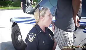 Policjantka ssie fiuta w plenerze