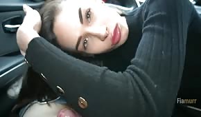 Piękna modelka ciągnie fiuta w aucie