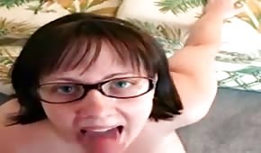 Pulchna babeczka z fiutem w ustach