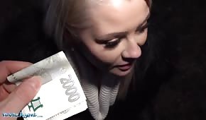 Płaci blondynce za słodki seks