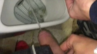 Sikanie z moim przyrodnim bratem przy pisuarze w dyskotece