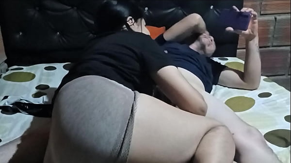 Śliczna studentka z ładną cipką jest napalona w pokoju swojego ojczyma ( REAL CASERO)
