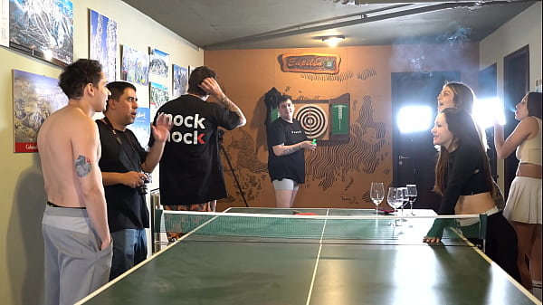 Strip-pong z argentyńskimi gwiazdami porno robi się gorący! Knock Knock Club