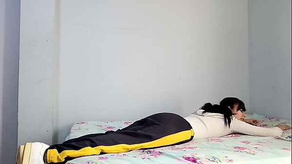 Studentka miała okres, ale jej przyrodniemu bratu to nie przeszkadzało i ostro ją zerżnął