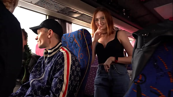SZALONE publiczne rżnięcie w autobusie na drodze
