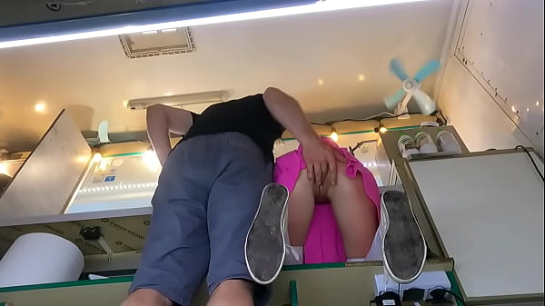 Szef bawi się cipką swojej seksownej sprzedawczyni, podczas gdy ona rozmawia z klientem