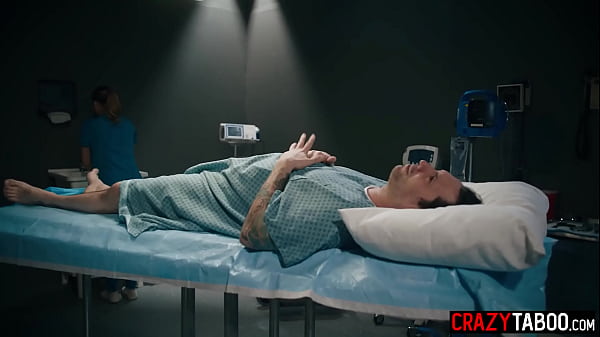 Tommy Pistol jest częścią eksperymentu przeprowadzanego przez wielką dupę MILF i dziwną istotę