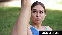 Trenerka fitness Lana Rhoades uczy drobną nastolatkę Riley Reed, jak się rozciągać i ćwiczyć w parku, ale nie może się oprzeć jej seksownemu ciału i przekonuje ją, by rozebrała się publicznie! Te lesbijki umawiają się na randki, jedzą cipki, 69 i uprawiają dziki tribbing!