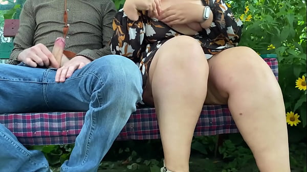 Troskliwa teściowa szarpie mojego kutasa i pokazuje swoje naturalne cycki