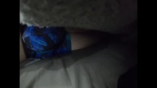 Twink Pisses Underwear CUMS i Pisses ponownie w łóżku HANDSFREE