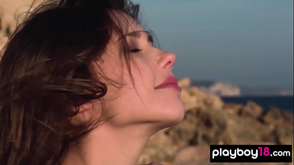 Ukraińska brunetka Mila Azul ujawnia swoje ogromne piersi