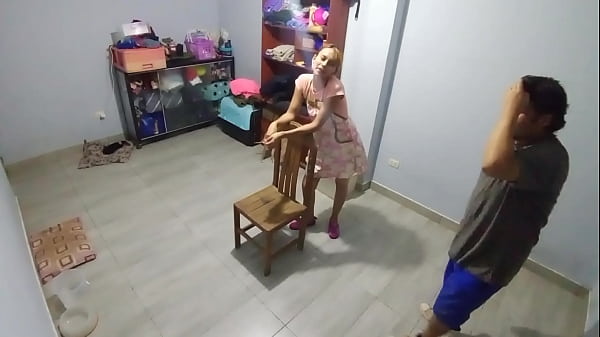 Ukryta kamera przyłapała mnie na ruchaniu mojej przyrodniej siostry w jej urodziny! Zaprosiła mnie do tańca na krześle i skończyło się na tym, że wbiłem się w nią na 4 na jej krześle!