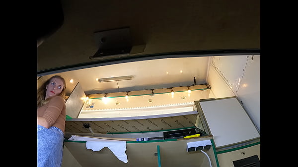 Uwielbiam, gdy ta gorąca laska przychodzi do pracy w mini spódniczce i seksownych majtkach.