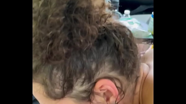 Wielka dziwka ujeżdża swojego klienta odwróconą kowbojką, a następnie bierze jego spermę do ust