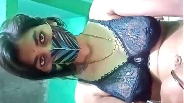Wnuczka cieszyła się seksem, wkładając palec do swojej cipki, pełne wideo desi xxx viral w hindi mms