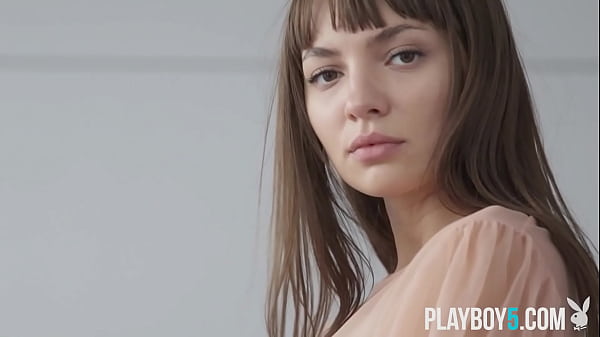 Wspaniały drobny rumuński MILF solo softcore porno wideo dla Playboya