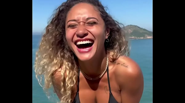 Zamężna surferka zgubiła telefon i wyciekły filmy, na których uprawia seks na plaży Recreio