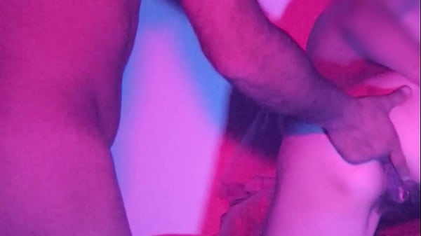 Żona uprawia seks analny z przyjacielem, podczas gdy mąż ich nagrywa